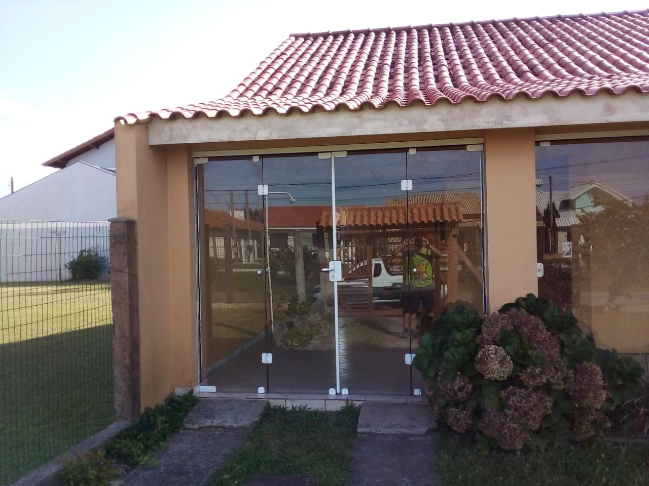 Fechamento de varanda com vidro temperado em Imbé RS