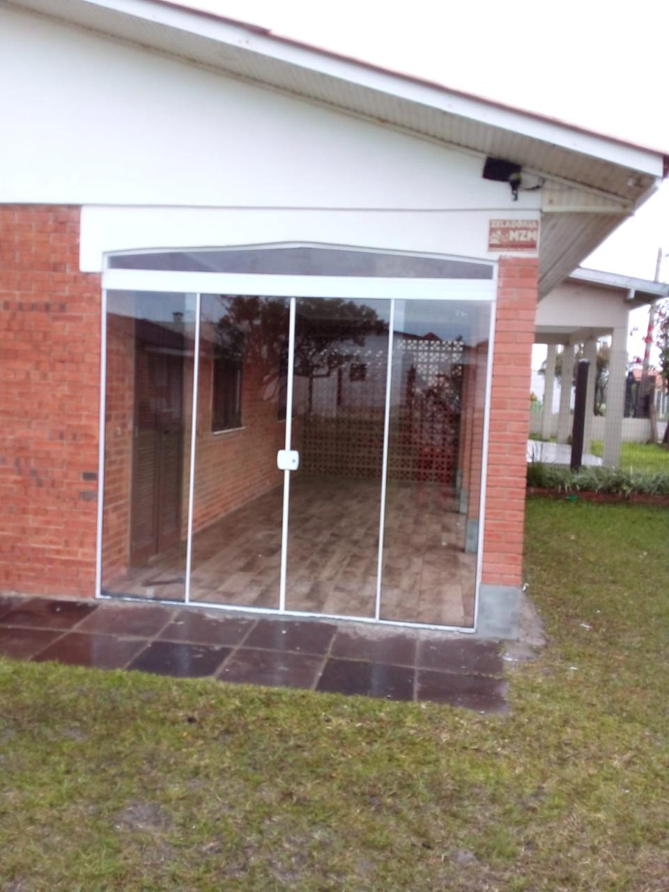 Fechamento de área externa com vidro temperado branco