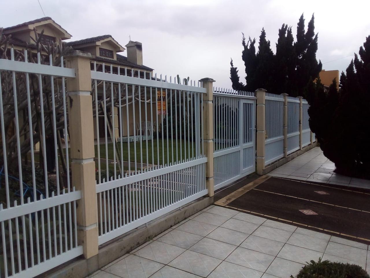 Portão e grade de alumínio em residência - Litoral Norte
