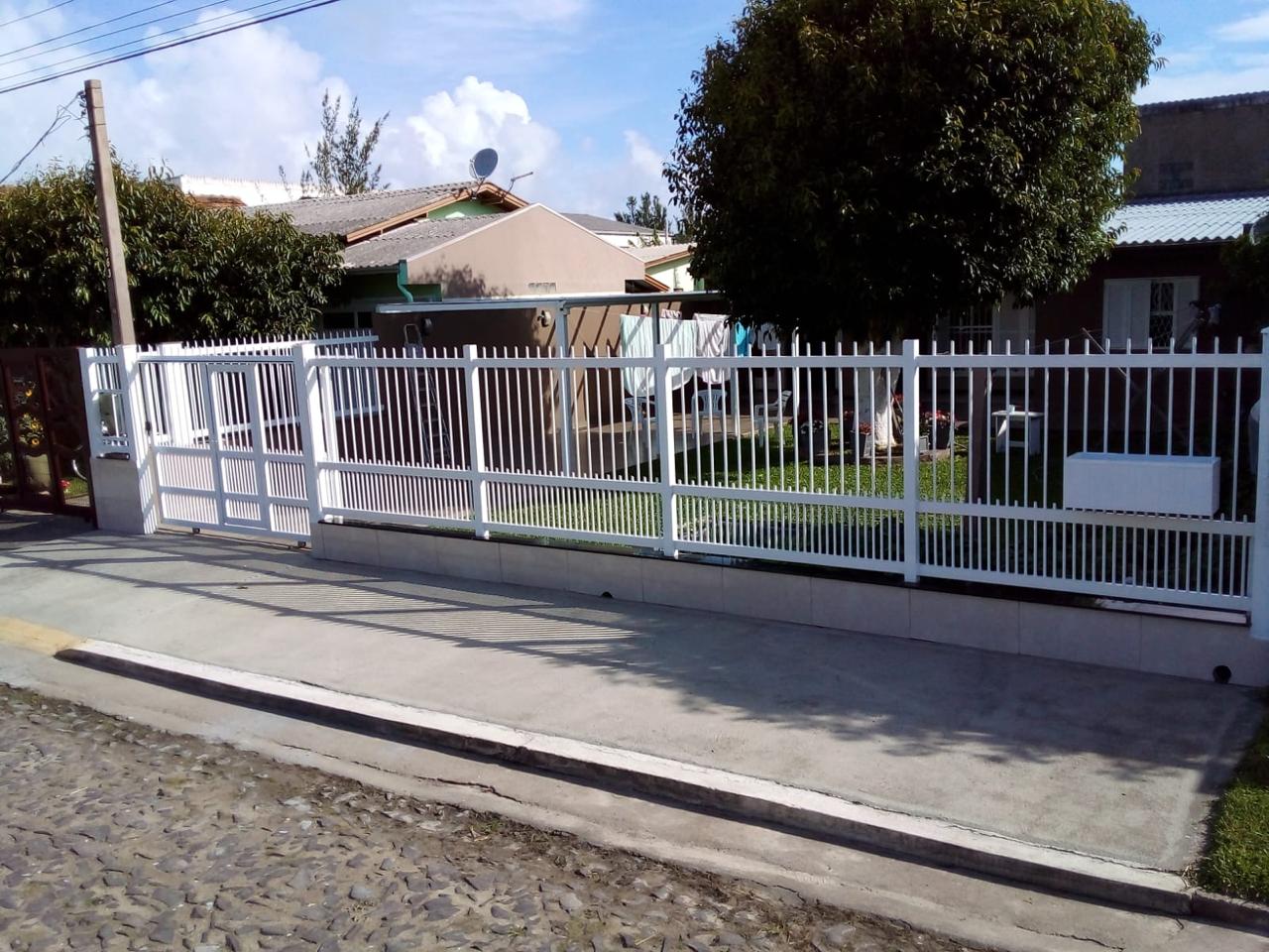 Portão deslizante de alumínio branco em Imbé RS