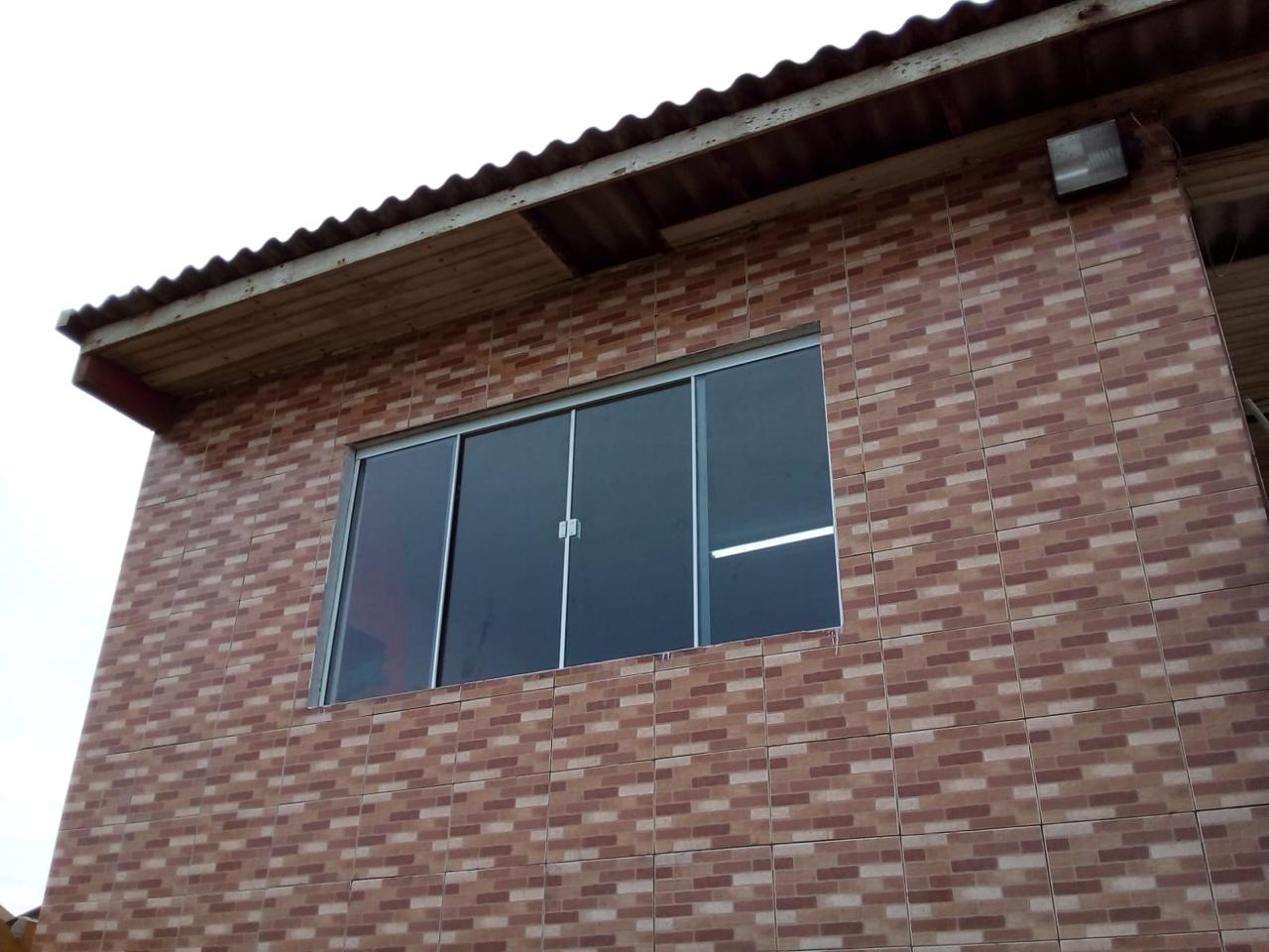 Janela de alumínio com vidro fumê instalada
