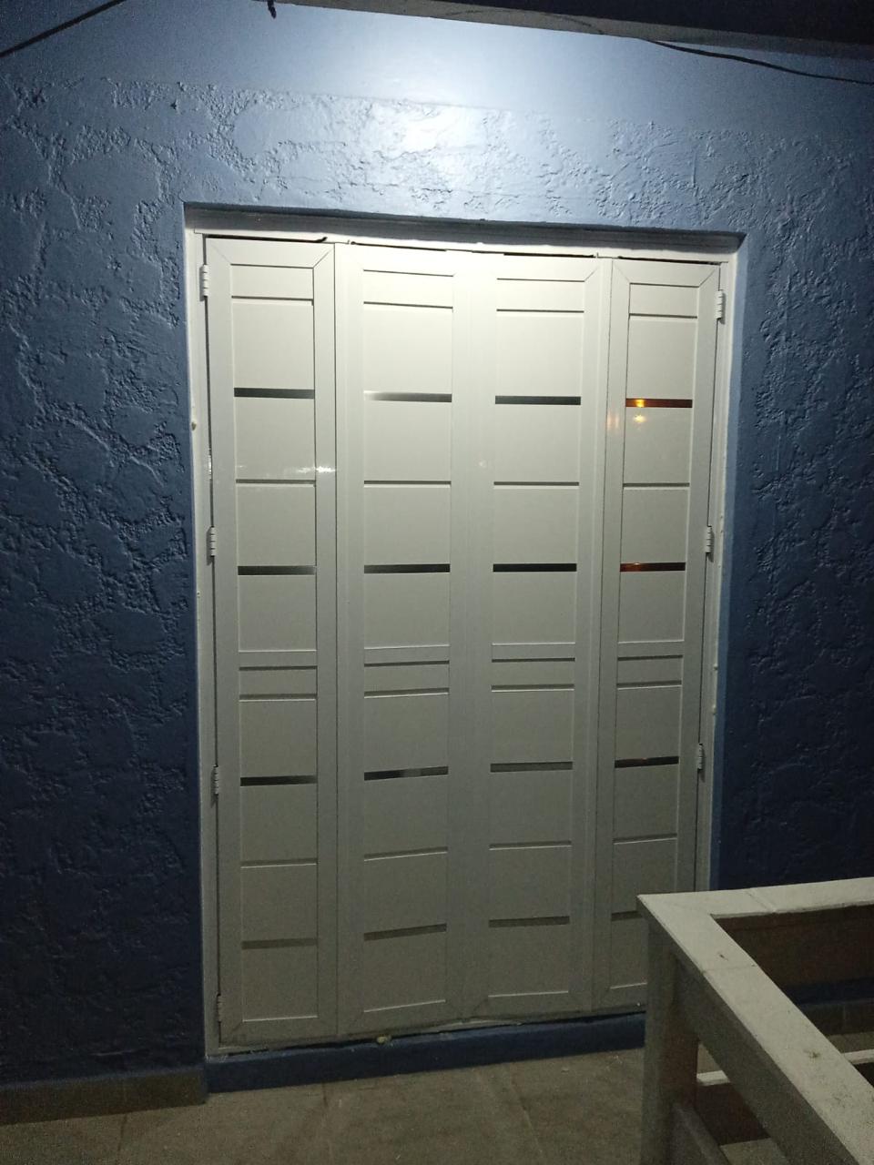 Porta camarão de alumínio branco com vidro - Litoral Norte RS