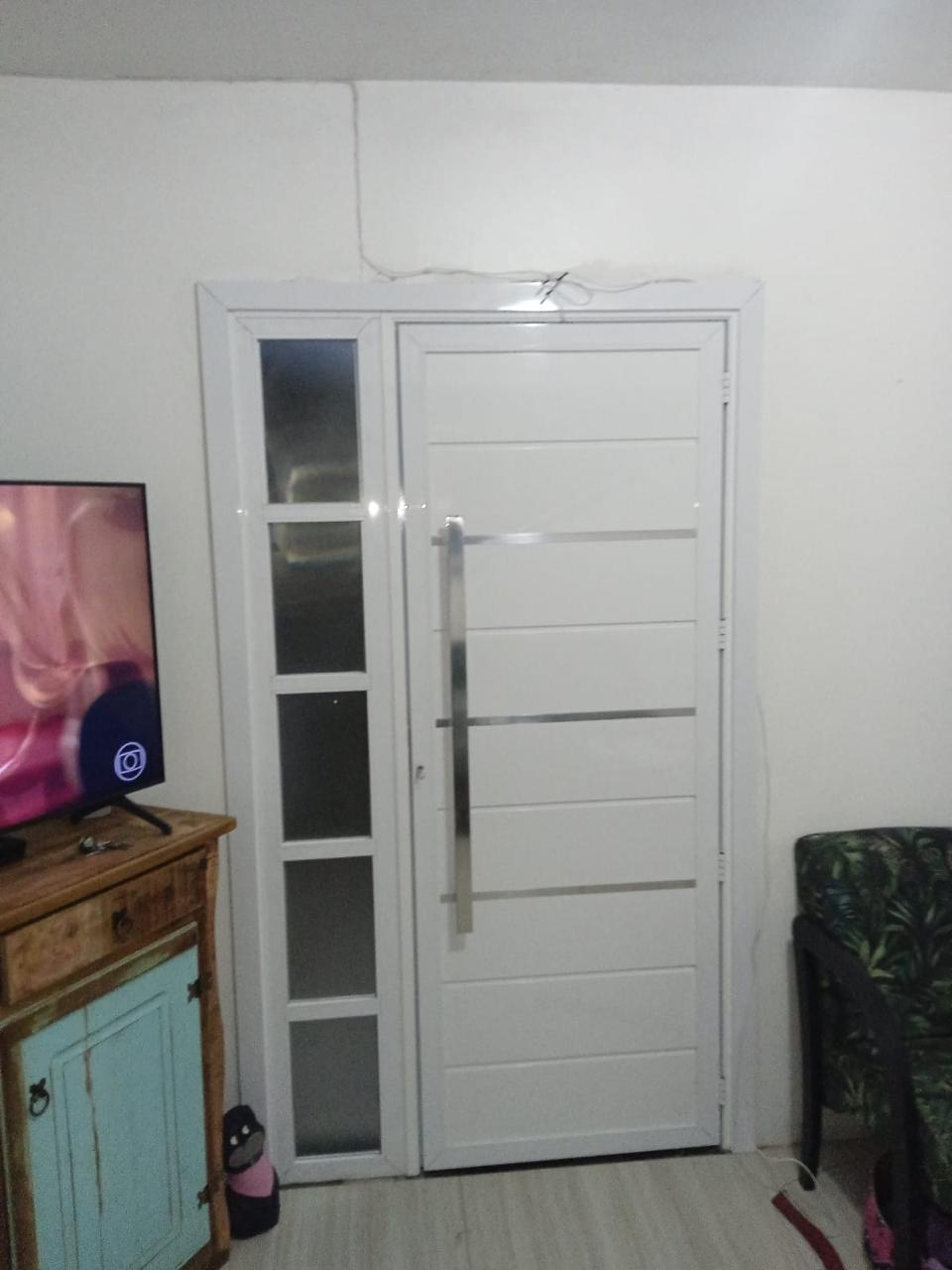 Porta de alumínio branco com puxador inox e vidro - Imbé RS