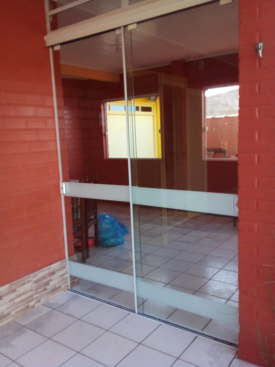 Fechamento de varanda com vidro temperado e alumínio - Imbé RS