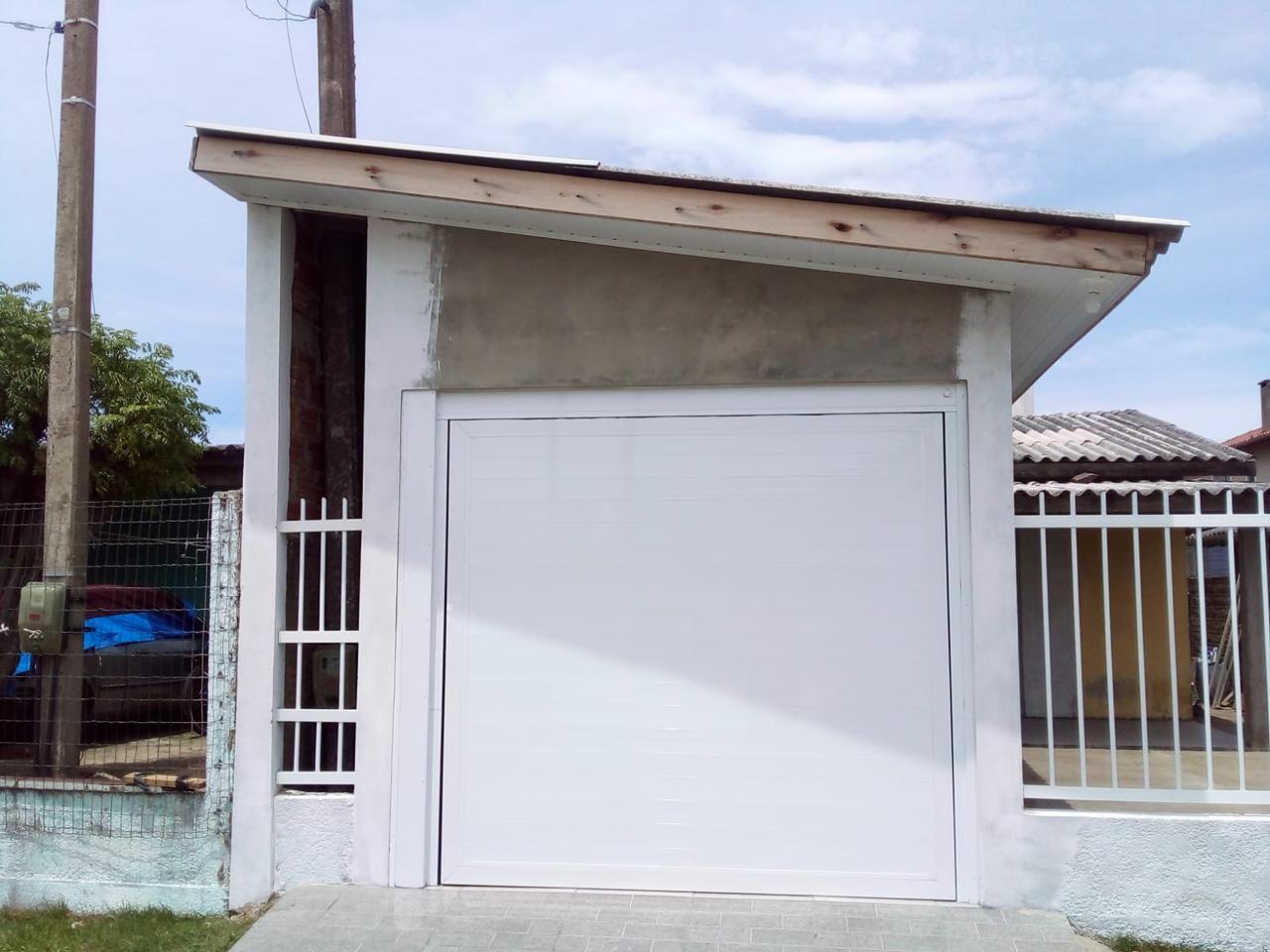 Portão basculante de alumínio branco para garagem - Imbé RS