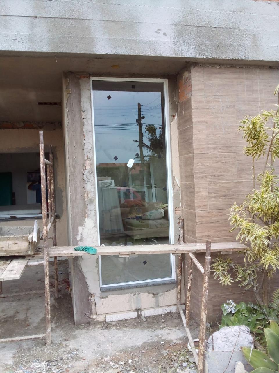 Janela fixa de vidro temperado em fachada residencial - Imbé RS